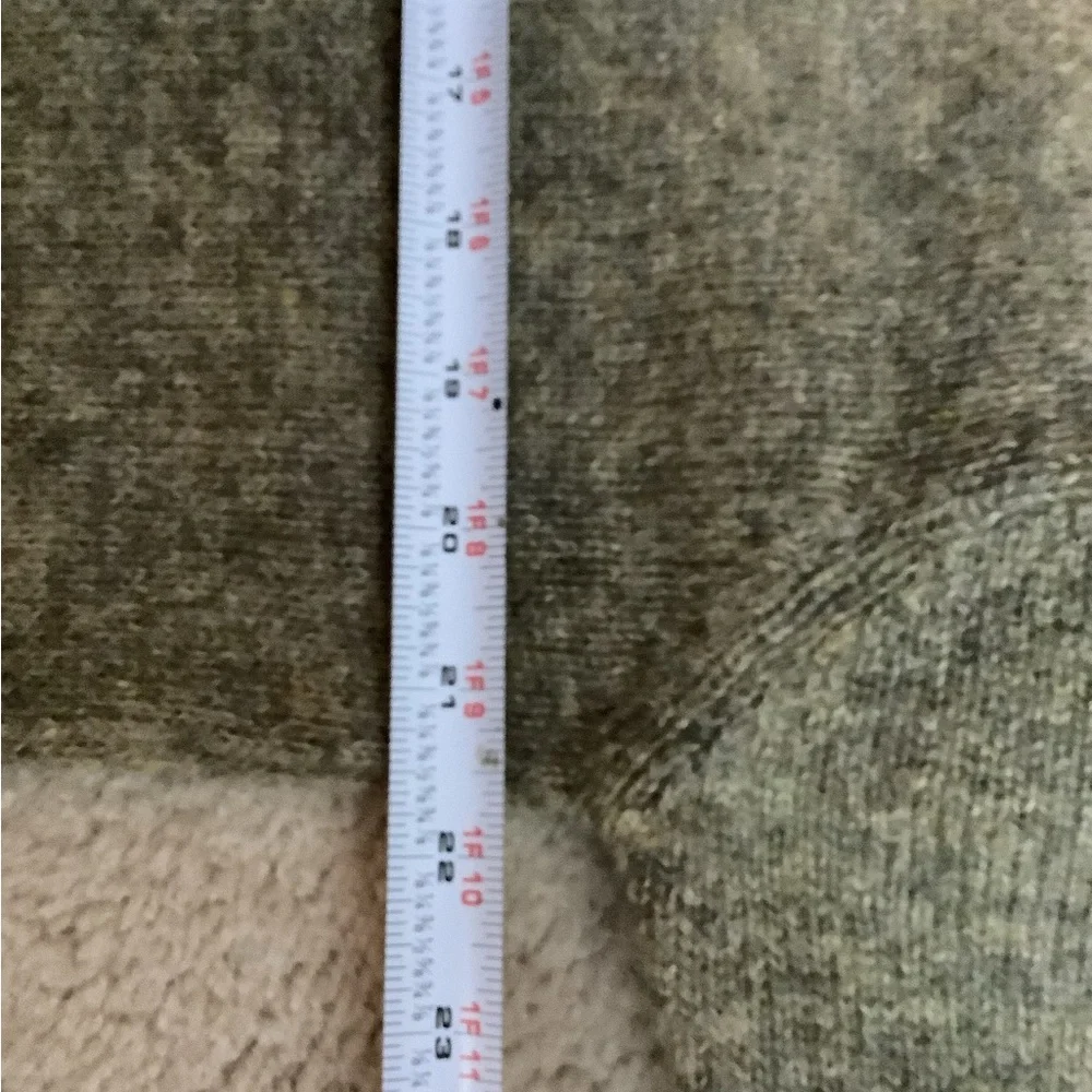 100% wool Abercrombie & Fitch  V neck Size Large
